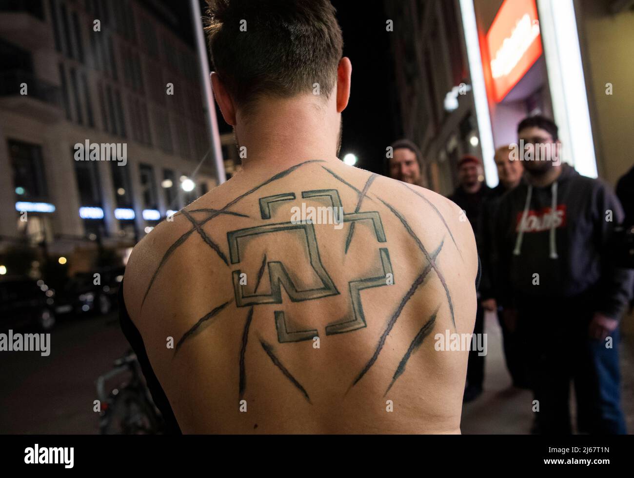 Berlino, Germania. 28th Apr 2022. 28 aprile 2022, Berlino: Un fan con un tatuaggio Rammstein si trova di fronte a un negozio, in attesa che il nuovo album di Rammstein ''Zeit''' venga venduto. Foto: Christophe Gateau/dpa Credit: dpa Picture Alliance/Alamy Live News Foto Stock