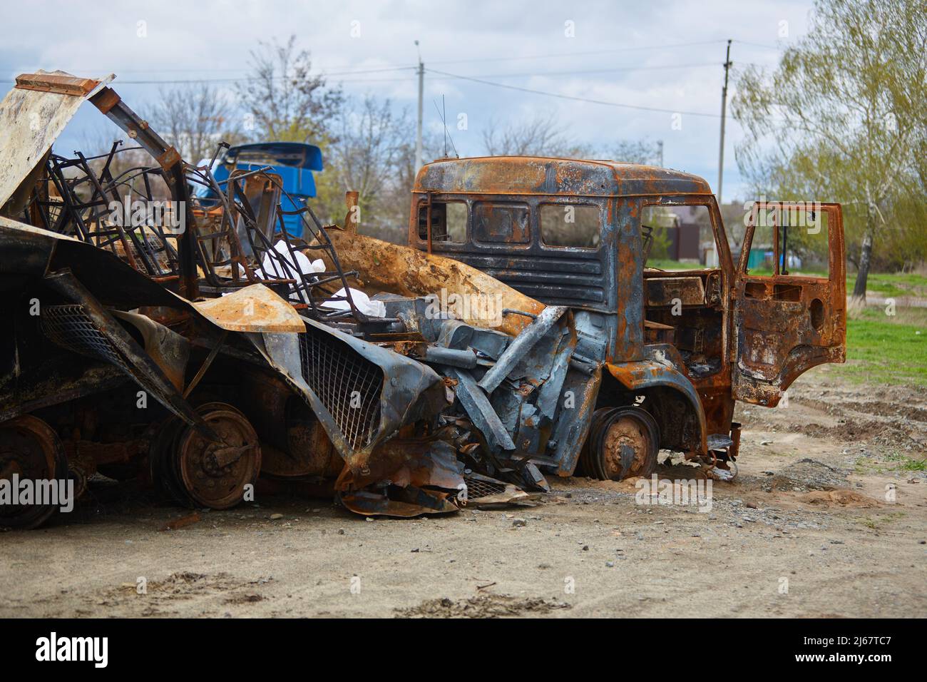 2022 l'invasione russa dell'Ucraina la guerra lacerò la città distrusse l'automobile bruciare. Russia guerra danni costruzione distruzione città guerra rovina città danni auto. Terrore a Foto Stock