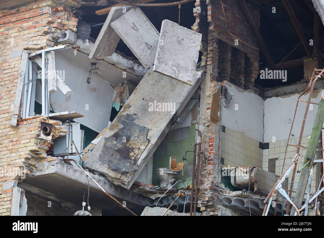 Guerra della Russia contro l'Ucraina. Resti di appartamenti distrutti da case di guerra. Edificio residenziale danneggiato da aerei nemici in Ucraina. Consequenc Foto Stock