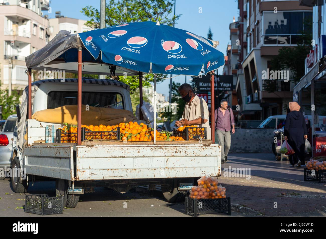 I venditori di frutta all'aperto per le strade di Antalya stanno aumentando rapidamente. Foto Stock