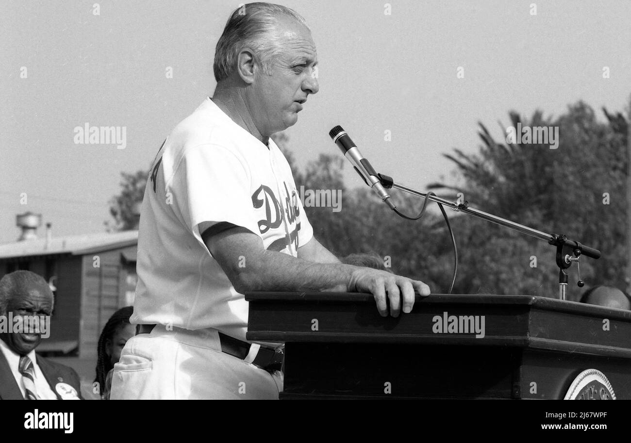 Tom Lasorda, manager dei Los Angeles Dodgers, parla alla dedizione del Jackie Robinson Stadium, sede della squadra di baseball degli UCLA Bruins a Westwood, CA, 1981. Foto Stock