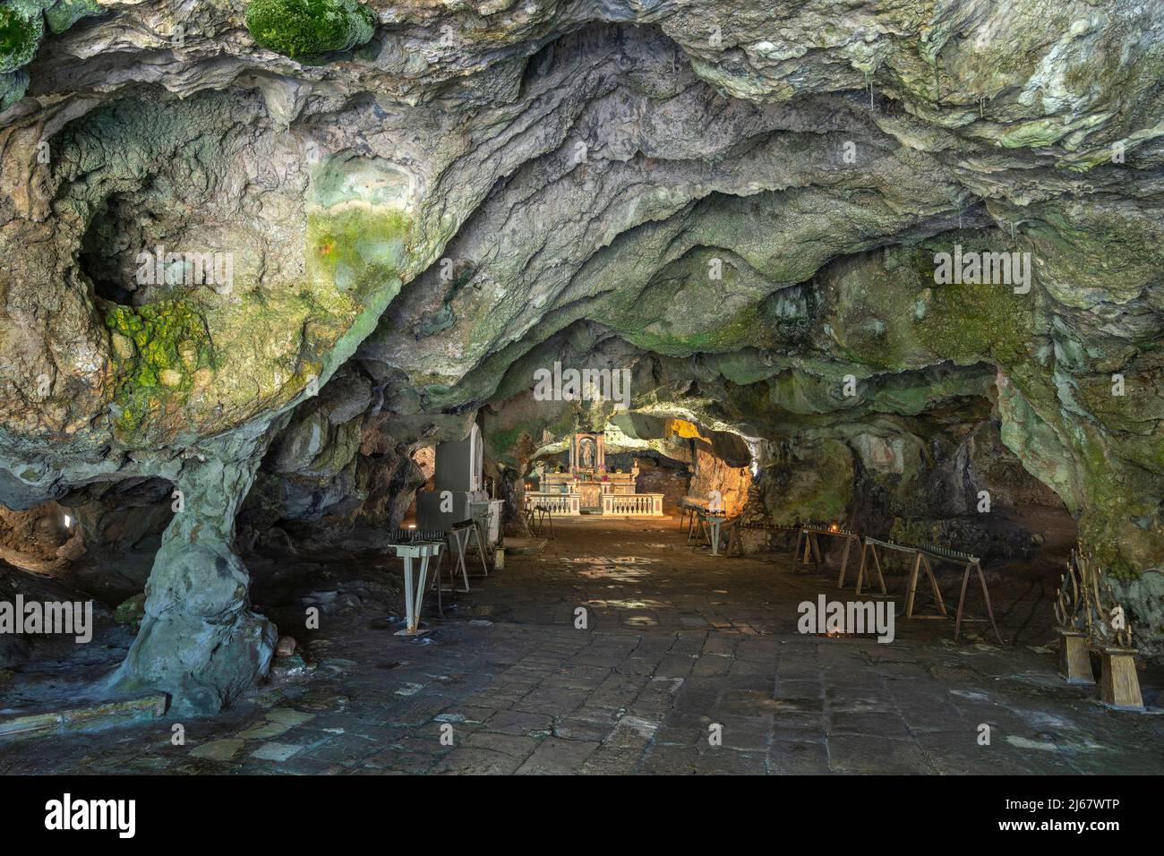 Altare maggiore nella grotta di San Michele. Cavità naturale situata su un colle dedicato fin dal Medioevo al culto di San Michele. Cagnano Varano Foto Stock