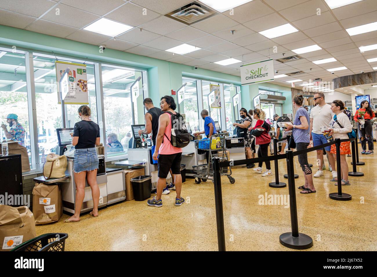 Miami Beach Florida Whole Foods Market negozio di alimentari supermercato alimentari shopping interno clienti self-service check-out Foto Stock