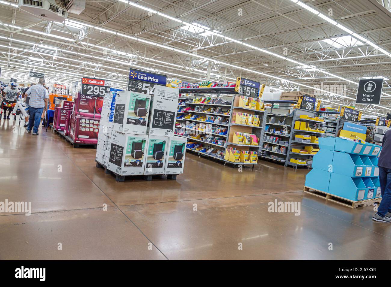 North Miami Beach Florida Walmart discount grandi magazzini all'interno di negozi interni esposizione vendita scaffali merci Foto Stock