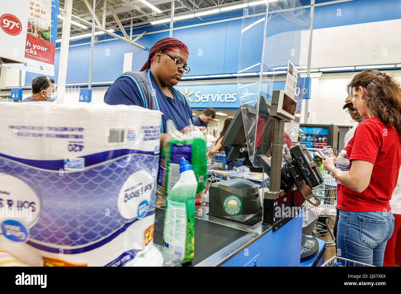 North Miami Beach Florida Walmart discount grande magazzino all'interno interno shopping interno cassa coda cassa clienti Black woman empowe Foto Stock