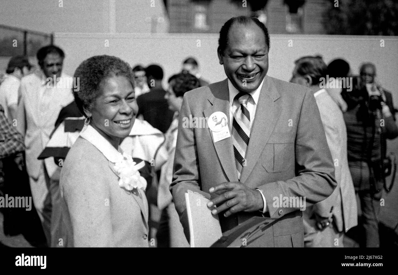 Rachel Robinson con il sindaco di Los Angeles Tom Bradley alla dedizione del Jackie Robinson Stadium, sede della squadra di baseball dell'UCLA Bruins College a Westwood, 1981. Foto Stock