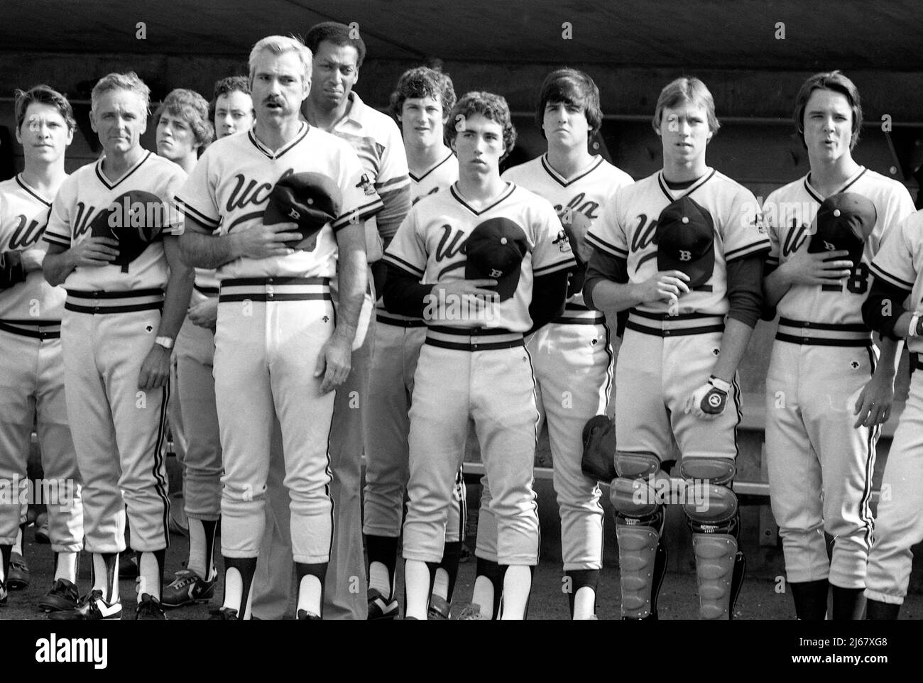 La squadra di baseball dell'UCLA Bruins College si è laureata per il National Anthem alla dedica del Jackie Robinson Stadium, sede della squadra di baseball dell'UCLA Bruins College a Westwood, 1981. Foto Stock
