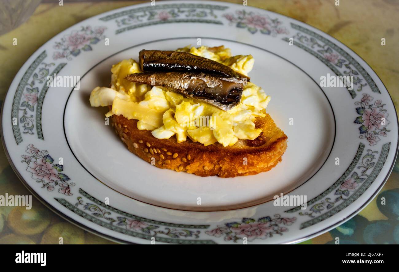 Spratti affumicati sul sandwich uova e chee Foto Stock