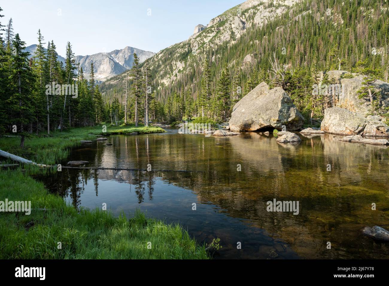 L'acqua fluisce nel lago Mills nel Rocky Mountain National Park Foto Stock