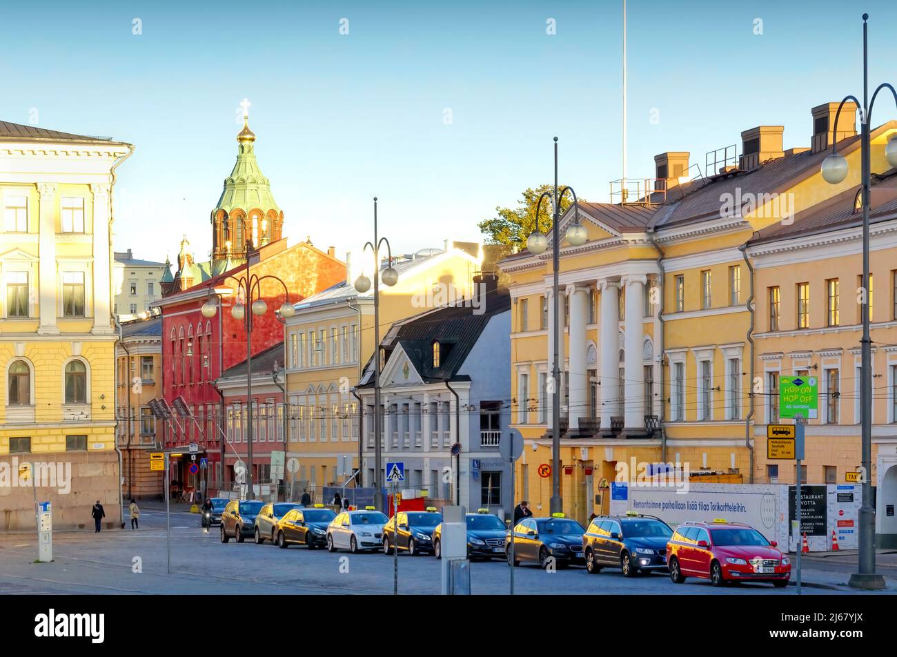 Facciate colorate sulla Piazza del Senato nel centro di Helsinki, Finlandia. Foto Stock