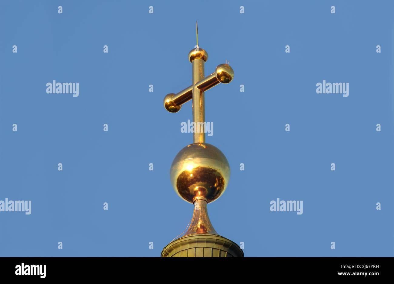 Croce d'oro sulla torre della Cattedrale luterana di Helsinki nel centro di Helsinki, Finlandia. Foto Stock