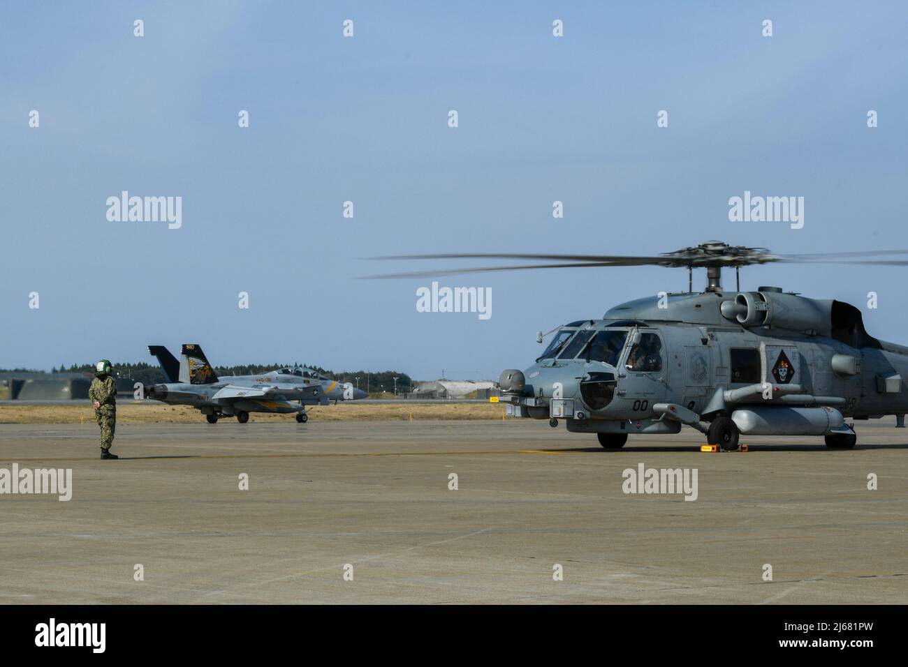 MISAWA, Giappone (28 aprile 2022) – Aviation Electronics Technician 3rd Classe Pierina Toledo, assegnata ai “SIGNORI DELLA GUERRA” dello sciopero marittimo di elicottero Squadron 51, si prepara a prendere in taxi un MH-60R mentre si prepara per il decollo da Naval Air Facility (NAF) Misawa. NAF Misawa fornisce supporto e servizi logistici per l'aviazione e il suolo a tutte le forze permanenti e transitorie della Marina degli Stati Uniti e del corpo Marino degli Stati Uniti nel Giappone settentrionale. (STATI UNITI Foto Navy di SMass Communication Specialist Seaman Unique Byrd) Foto Stock