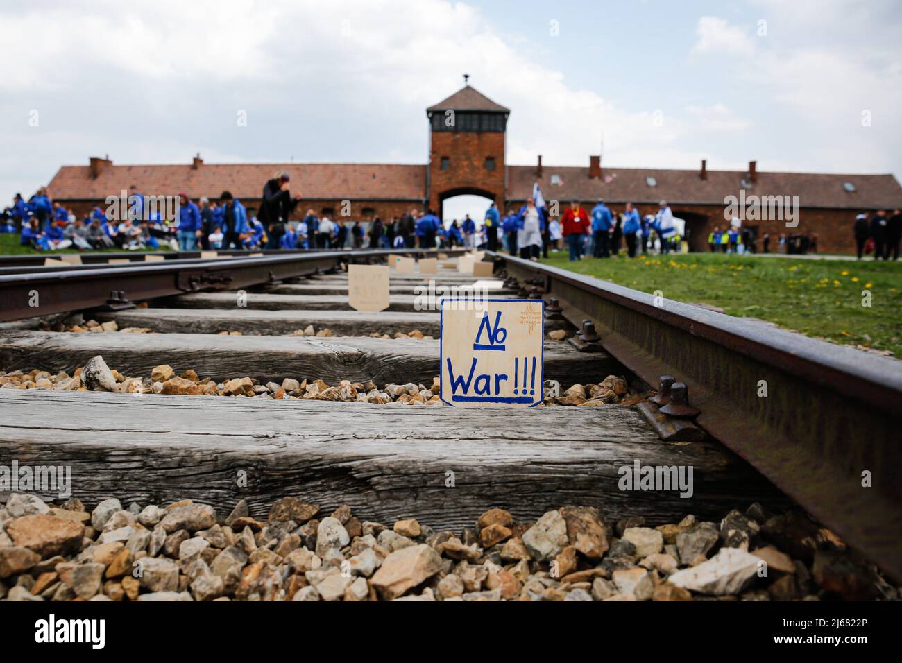 Nessuna iscrizione di guerra lasciata dai partecipanti di marzo visti sulle rotaie nel sito dell'ex Auschwitz II - Birkenau. Nella Giornata Internazionale della memoria dell'Olocausto, partecipanti provenienti da diverse parti del mondo partecipano alla marcia dei viventi. La marcia dei viventi è un tributo e un segno di memoria per le vittime dell'Olocausto. I partecipanti della marcia insieme coprono il tratto di tre chilometri che conduce dalla porta Arbeit Macht Frei all'ex campo tedesco di Auschwitz i all'ex sito di Auschwitz II - Birkenau. (Foto di Sylwia Penc / SOPA Images/Sipa USA) Foto Stock