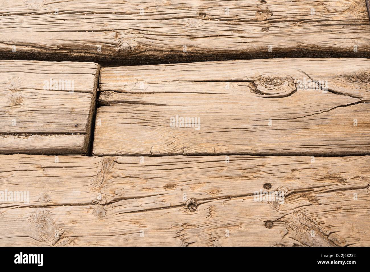 Superficie di tavole di legno marroni con crepe Foto Stock
