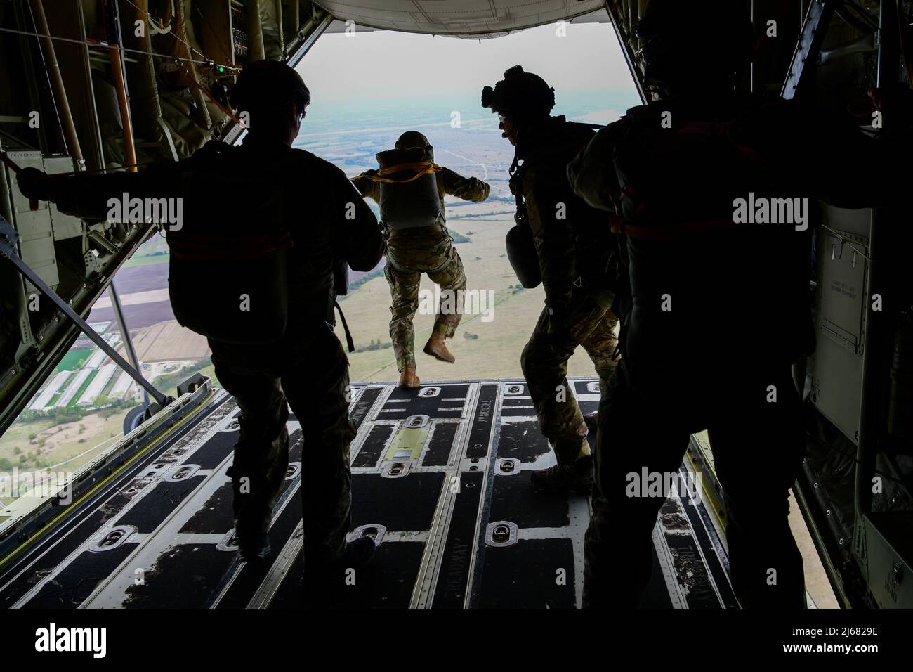 Jeffrey Harrigian, il comandante delle forze aeree statunitensi in Europa e in Africa, effettua un salto statico con i membri dello Squadrone di salvataggio 57th durante una visita alla base aerea di Aviano, Italia, il 21 aprile 2022. Durante la visita ad Aviano AB, Harrigian completò il suo volo finale in un F-16 Fighting Falcon, girò lo Squadron Air Control 606th ed eseguì due salti statici con pararescuemen del 57th RQS. (STATI UNITI Air Force foto di Senior Airman Brooke Moeder) Foto Stock