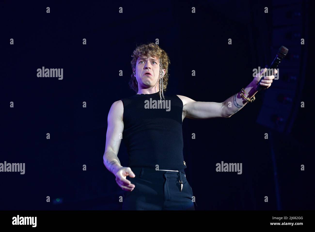 Napoli, 28 aprile 2022: Irama, nome di scena di Filippo Maria Fanti, è un cantautore italiano che si esibisce nel suo Live Tour 2022 al PalaPartenope di Napoli. (Credit Image: © Paola Visone/Pacific Press via ZUMA Press Wire) Foto Stock