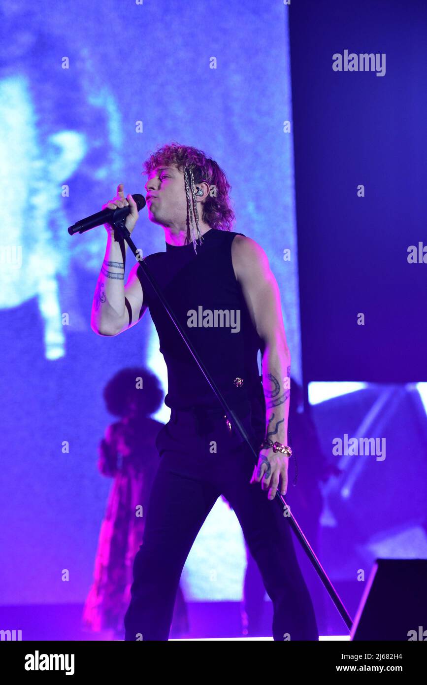 Napoli, 28 aprile 2022: Irama, nome di scena di Filippo Maria Fanti, è un cantautore italiano che si esibisce nel suo Live Tour 2022 al PalaPartenope di Napoli. (Credit Image: © Paola Visone/Pacific Press via ZUMA Press Wire) Foto Stock