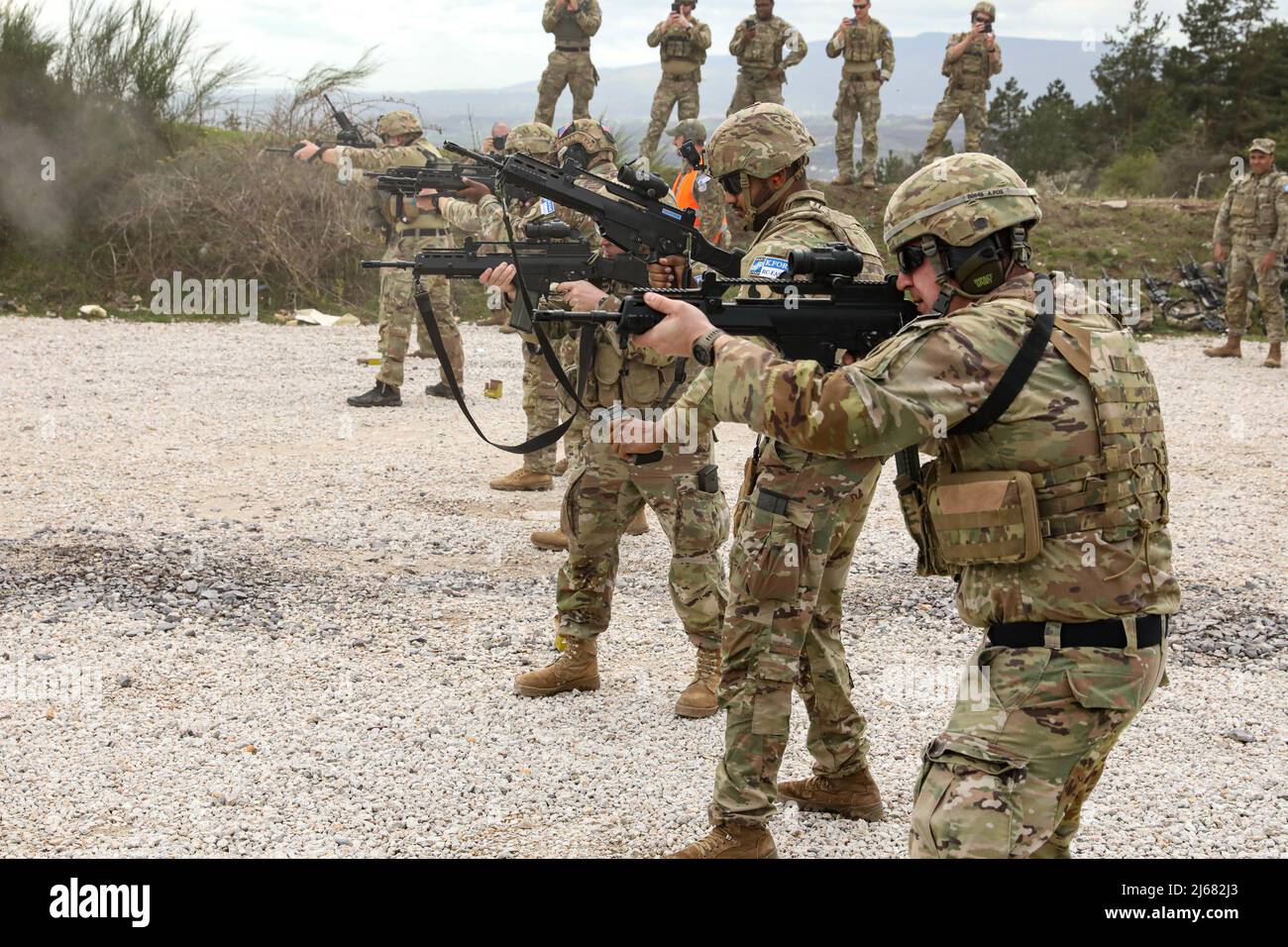 Soldati della Charlie Company 1st Battaglione, 149th fanteria e soldati della Repubblica di Lettonia conducono addestramento di armi da fuoco vicino a Mitrovica, Kosovo 23 aprile 2022. All'interno, la cooperazione con la KFOR si svolge tra tutte le nostre nazioni che contribuiscono alla truppa. (STATI UNITI Guardia Nazionale dell'esercito foto di Sgt. Alexander Hellmann) Foto Stock