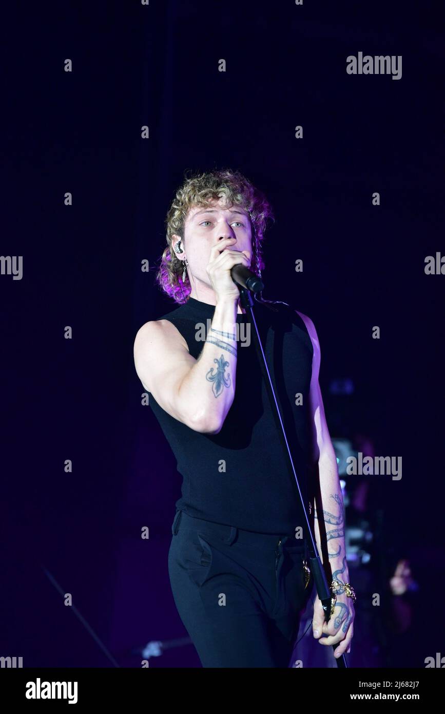 Napoli, 28 aprile 2022: Irama, nome di scena di Filippo Maria Fanti, è un cantautore italiano che si esibisce nel suo Live Tour 2022 al PalaPartenope di Napoli. (Credit Image: © Paola Visone/Pacific Press via ZUMA Press Wire) Foto Stock