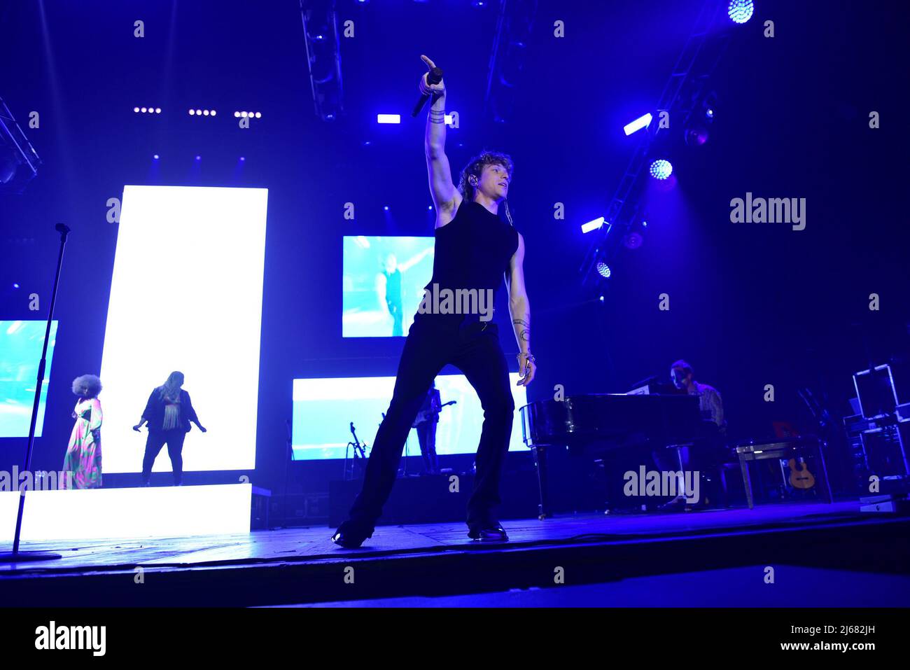 Napoli, 28 aprile 2022: Irama, nome di scena di Filippo Maria Fanti, è un cantautore italiano che si esibisce nel suo Live Tour 2022 al PalaPartenope di Napoli. (Credit Image: © Paola Visone/Pacific Press via ZUMA Press Wire) Foto Stock