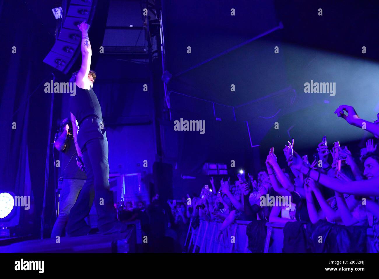 Napoli, 28 aprile 2022: Irama, nome di scena di Filippo Maria Fanti, è un cantautore italiano che si esibisce nel suo Live Tour 2022 al PalaPartenope di Napoli. (Credit Image: © Paola Visone/Pacific Press via ZUMA Press Wire) Foto Stock