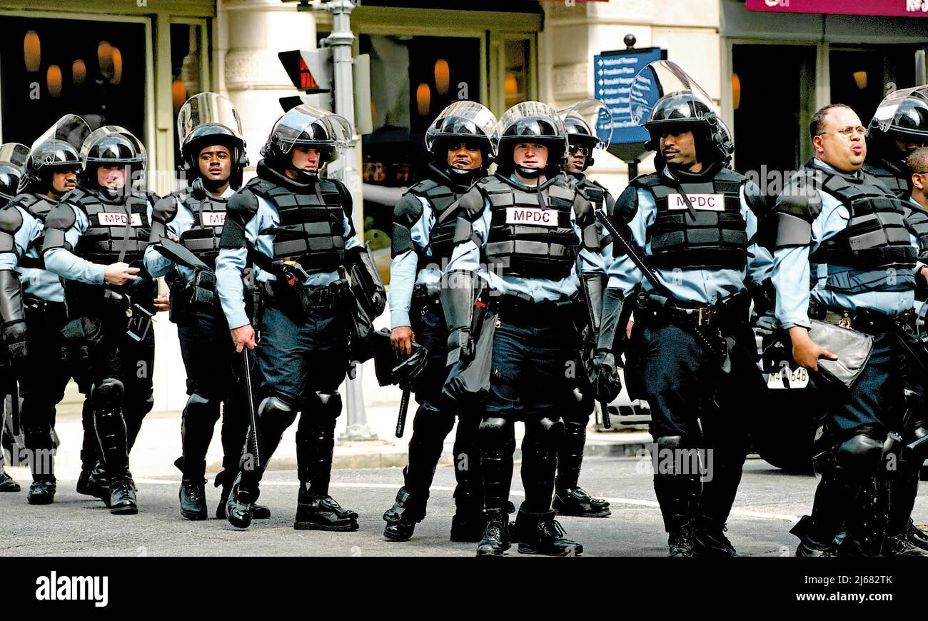 WASHINGTON DC - 20 APRILE 2002 protesta dei diritti di immigrazione marzo a Washington DC. DC polizia disobbedienza civile squadra (squadra di sommosse) si allinea pronto per l'azione durante un raduno di protesta immigrazione. Al 14th e Penn Ave. NW Freedom plaza. Foto Stock