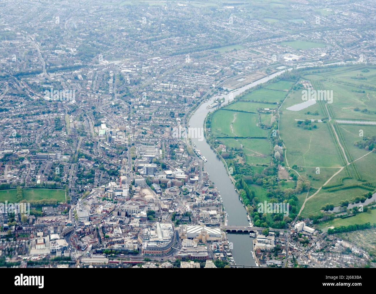 Vista dall'alto del centro di Kingston-upon-Thames sulle rive del Tamigi a Londra Ovest con i terreni di Hampton Court Palace sul RI Foto Stock