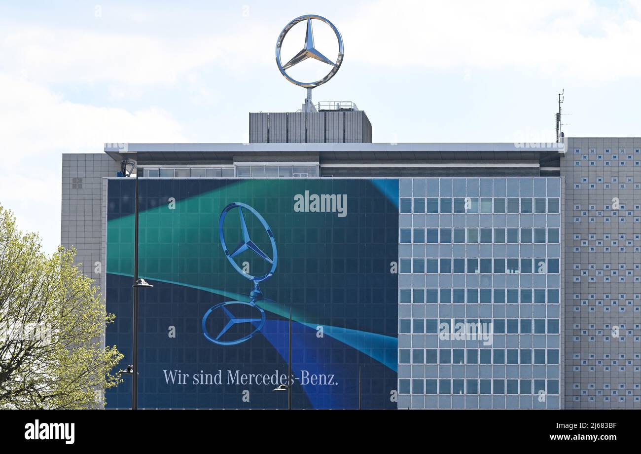 Stoccarda, Germania. 28th Apr 2022. 28 aprile 2022, Baden-Wuerttemberg, Stoccarda: La sede centrale della Mercedes-Benz nello stabilimento principale. L'Assemblea generale annuale del gruppo automobilistico si svolge il 29 aprile. Foto: Bernd Weißbrod/dpa Credit: dpa Picture Alliance/Alamy Live News Foto Stock