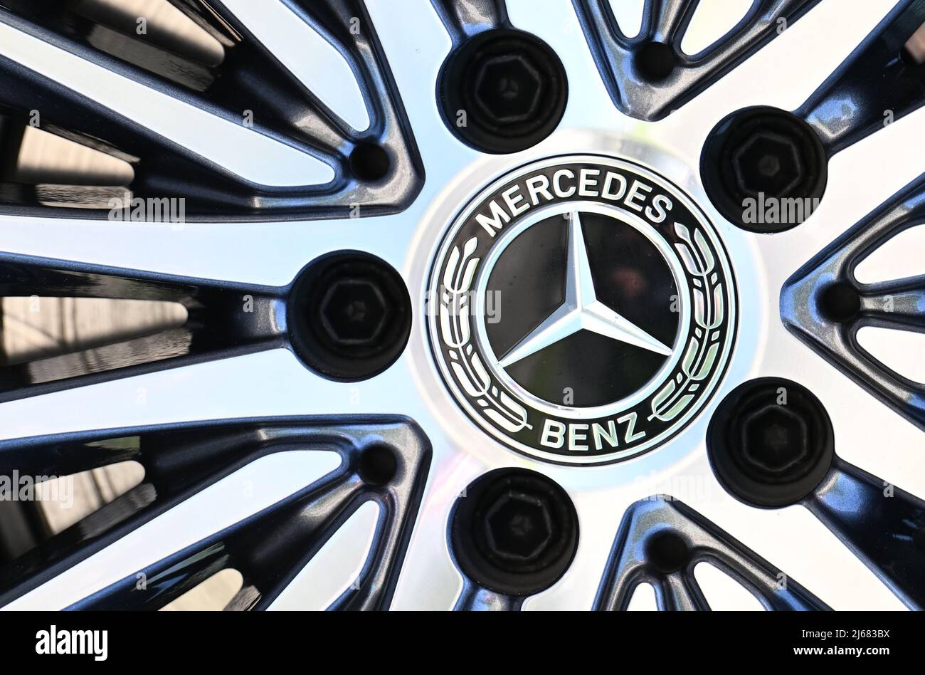 Stoccarda, Germania. 28th Apr 2022. 28 aprile 2022, Baden-Wuerttemberg, Stoccarda: Il logo del costruttore di automobili Mercedes-Benz è apposto su un mozzo ruota di un'autovettura. L'assemblea generale annuale del gruppo automobilistico si tiene il 29 aprile. Foto: Bernd Weißbrod/dpa Credit: dpa Picture Alliance/Alamy Live News Foto Stock