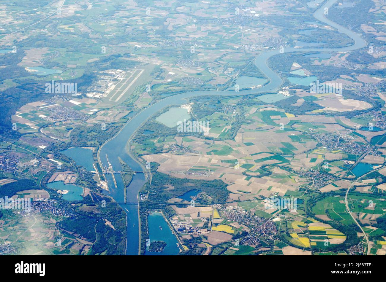 Vista da un aereo sopra il fiume Reno con la Francia a destra e la Germania a sinistra. Lo sbarramento di Grenzubergang Iffezheim / Bleinheim è nel l Foto Stock
