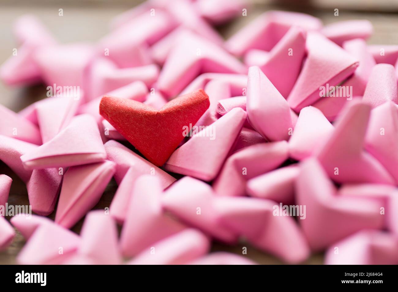 Origami rosa a forma di cuore con uno rosso - foto di scorta Foto Stock