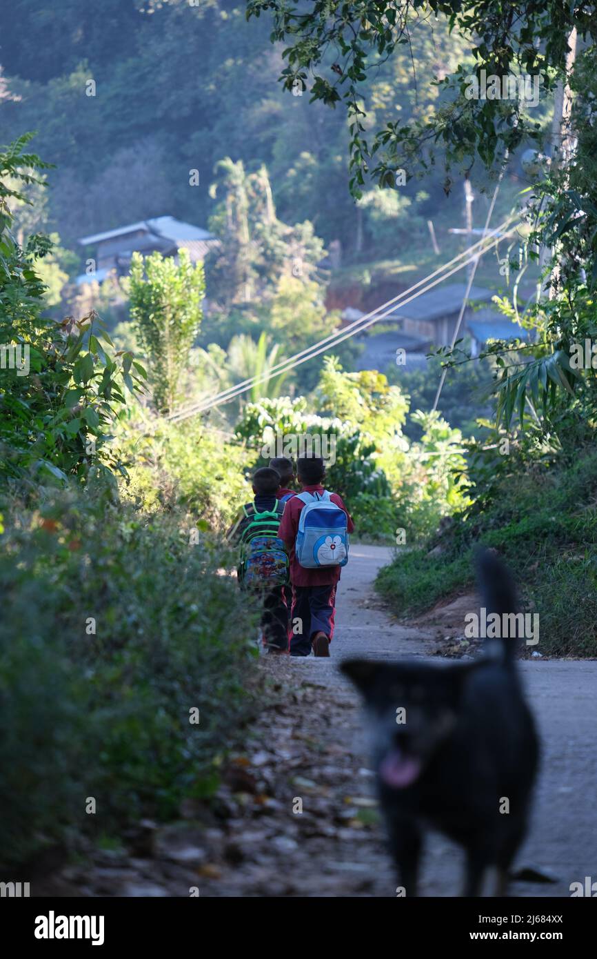 I bambini vanno a scuola in una remota regione montuosa del nord della Thailandia Foto Stock