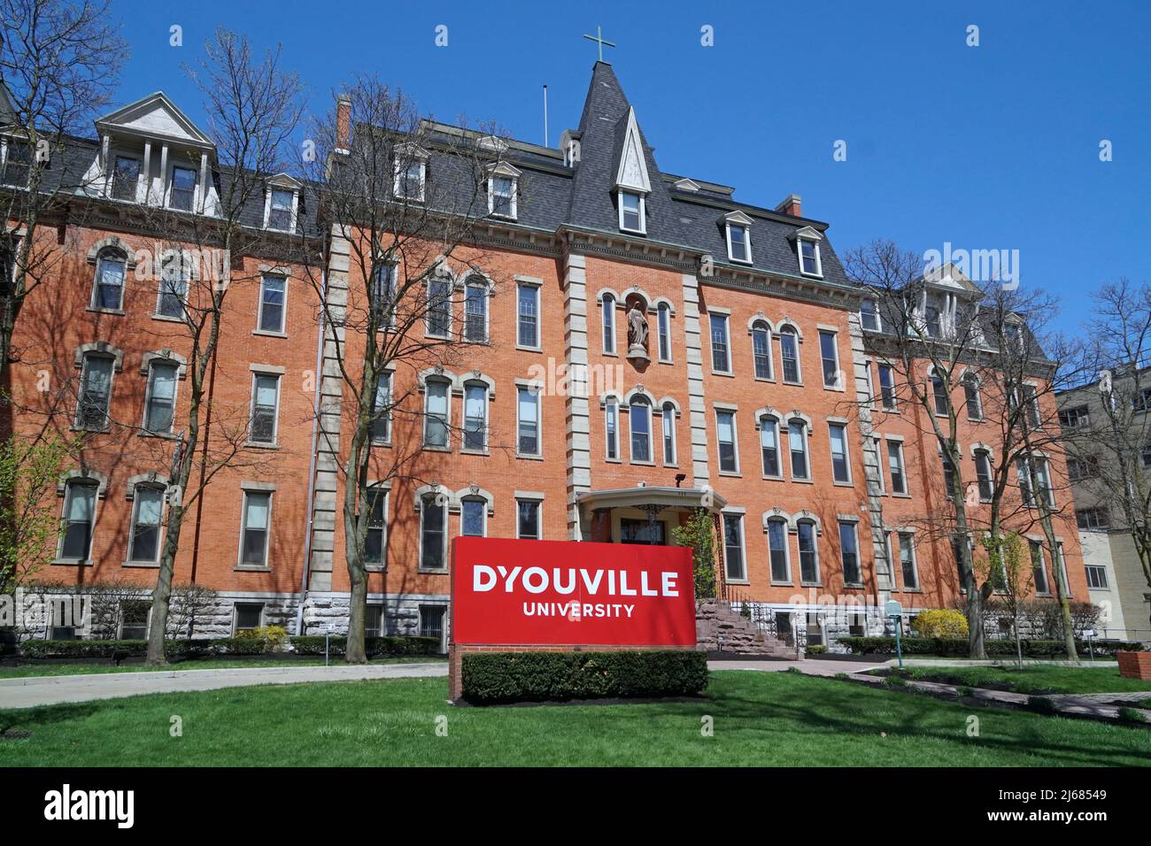 D'Youville è un'università privata sponsorizzata da cattolici romani, situata a Buffalo, in una posizione panoramica vicino al fiume Niagara Foto Stock