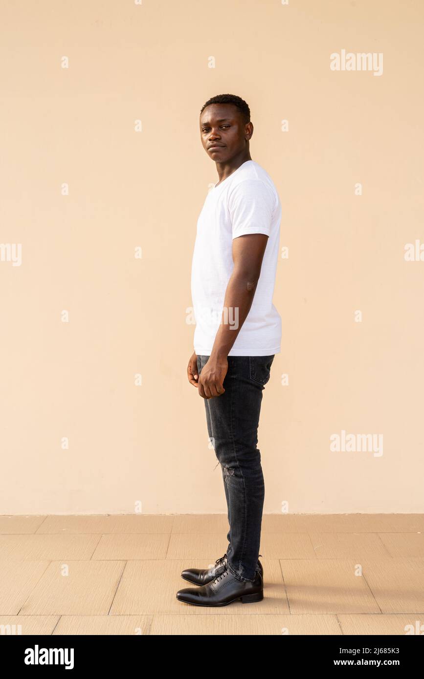 Ritratto a tutta lunghezza di bel giovane africano Foto Stock