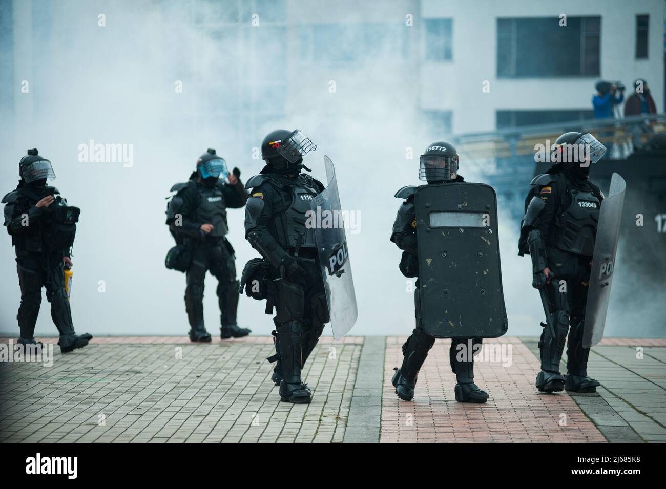 Bogota, Colombia. 28th Apr 2022. La polizia colombiana si scontrò con i manifestanti durante le manifestazioni commemorative del 28 aprile contro il governo del presidente Ivan Duque e la violenza all'Universidad Nacional de Colombia, i manifestanti portarono in conflitto il campus chiuso dell'Università. Il 28 aprile 2022, a Bogotà, Colombia. Foto di: Chepa Beltran/Long Visual Press Credit: Long Visual Press/Alamy Live News Foto Stock