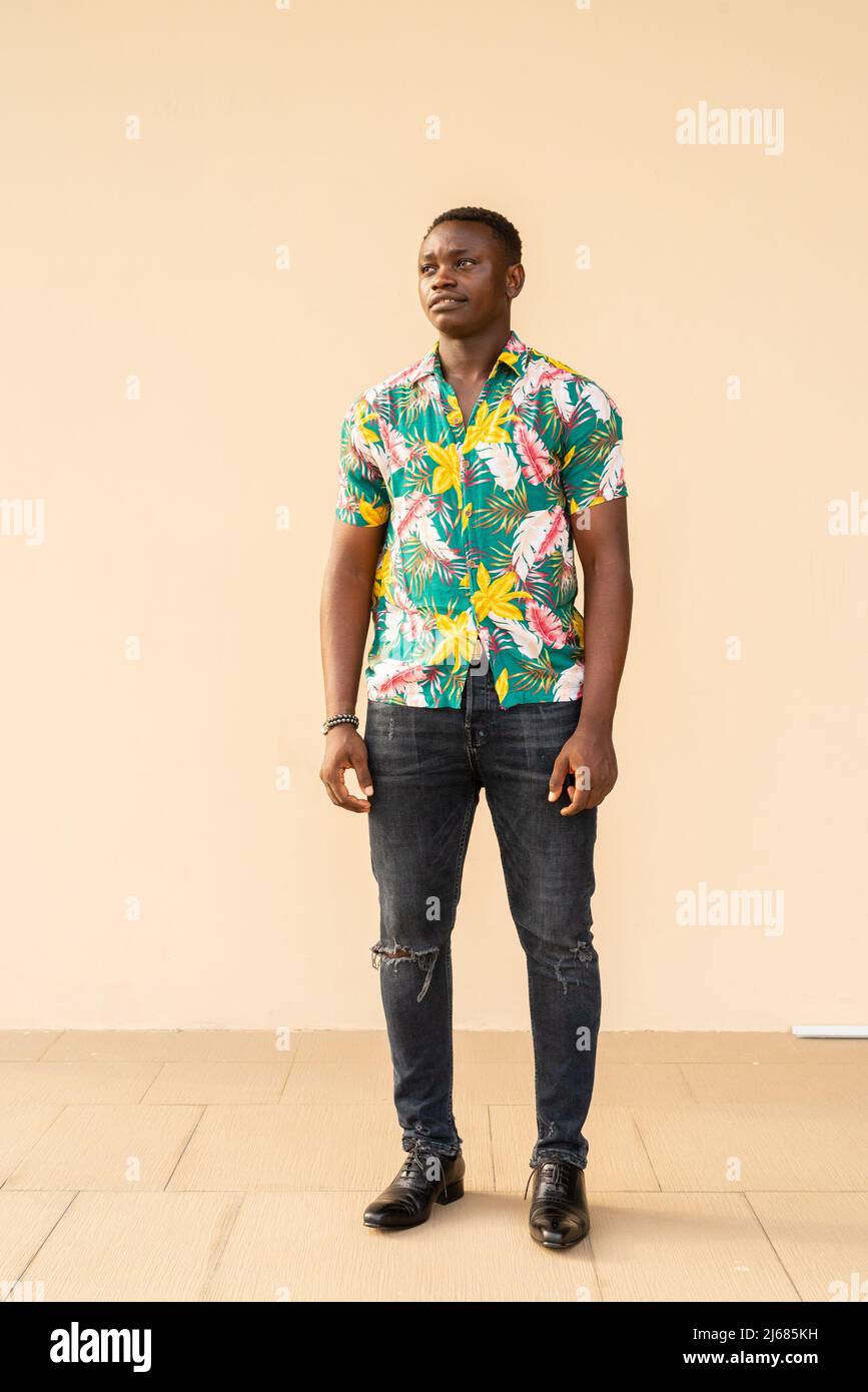 Ritratto di bel giovane africano godendo l'estate Foto Stock