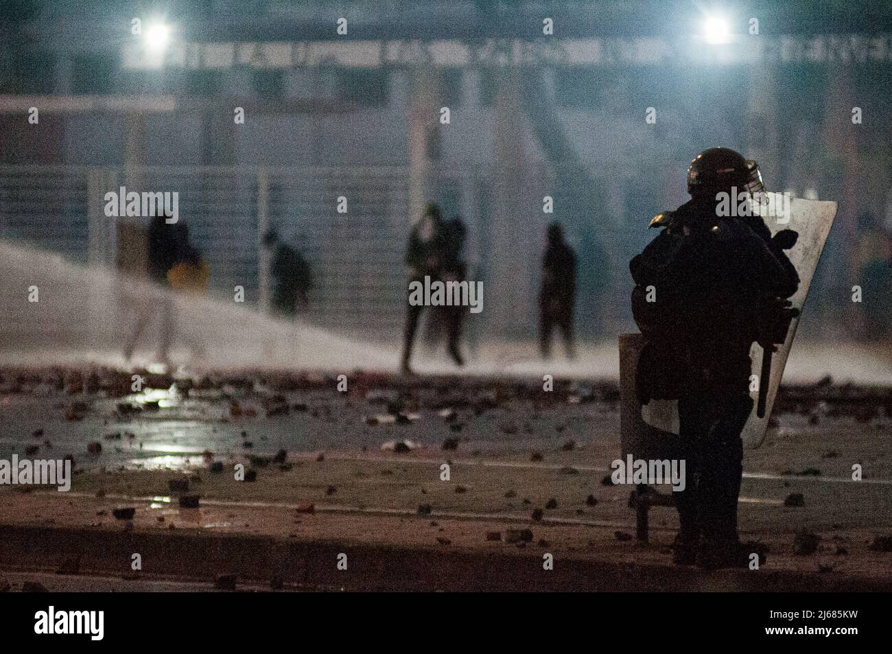 Bogota, Colombia. 28th Apr 2022. La polizia colombiana si scontrò con i manifestanti durante le manifestazioni commemorative del 28 aprile contro il governo del presidente Ivan Duque e la violenza all'Universidad Nacional de Colombia, i manifestanti portarono in conflitto il campus chiuso dell'Università. Il 28 aprile 2022, a Bogotà, Colombia. Foto di: Chepa Beltran/Long Visual Press Credit: Long Visual Press/Alamy Live News Foto Stock