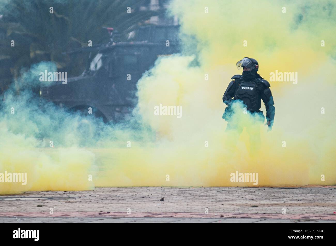 Bogota, Colombia. 28th Apr 2022. La polizia colombiana si scontrò con i manifestanti durante le manifestazioni commemorative del 28 aprile contro il governo del presidente Ivan Duque e la violenza all'Universidad Nacional de Colombia, i manifestanti portarono in conflitto il campus chiuso dell'Università. Il 28 aprile 2022, a Bogotà, Colombia. Foto di: Chepa Beltran/Long Visual Press Credit: Long Visual Press/Alamy Live News Foto Stock