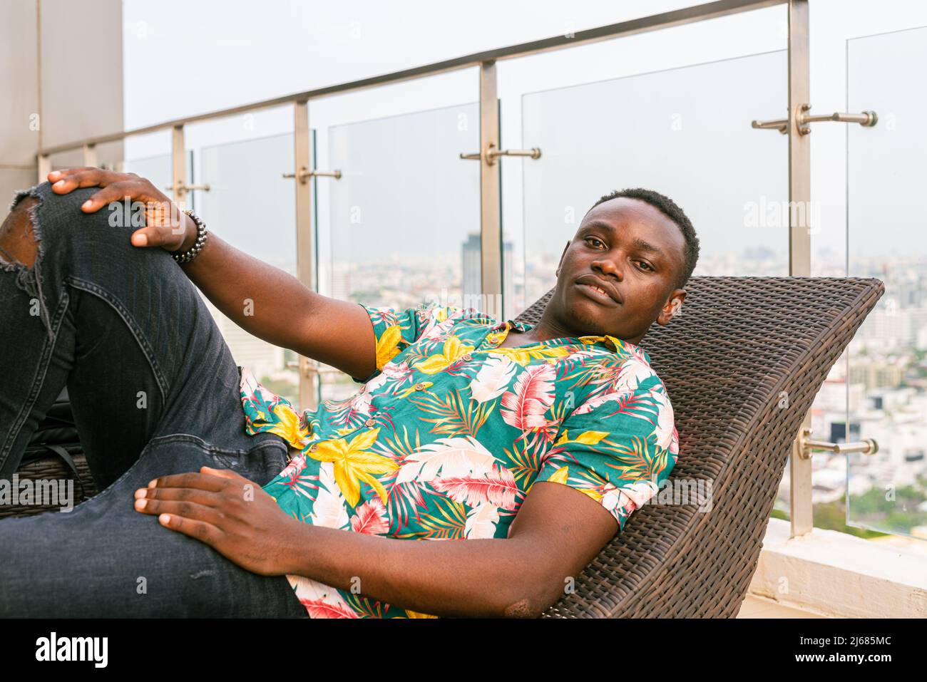 Ritratto di bel giovane africano godendo l'estate Foto Stock