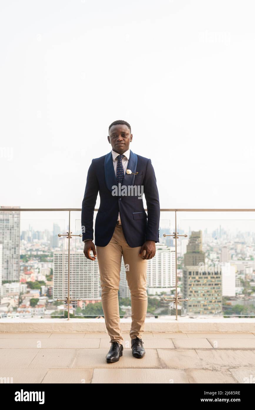 Ritratto di bel giovane africano vestito Foto Stock