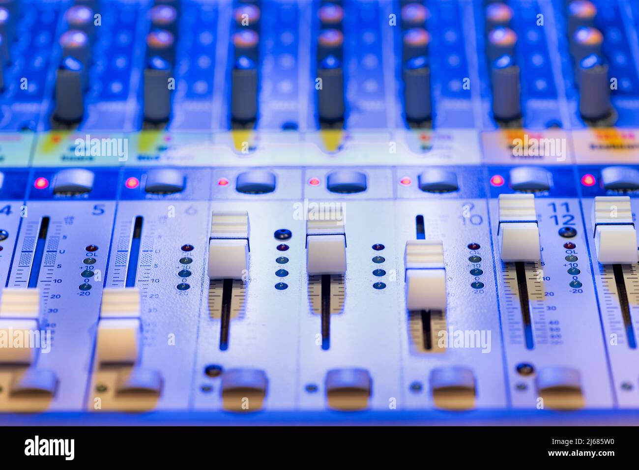 Dettaglio ravvicinato di un mixer da tavolo per mixare audio e suono con controlli a scorrimento per volume e frequenza Foto Stock
