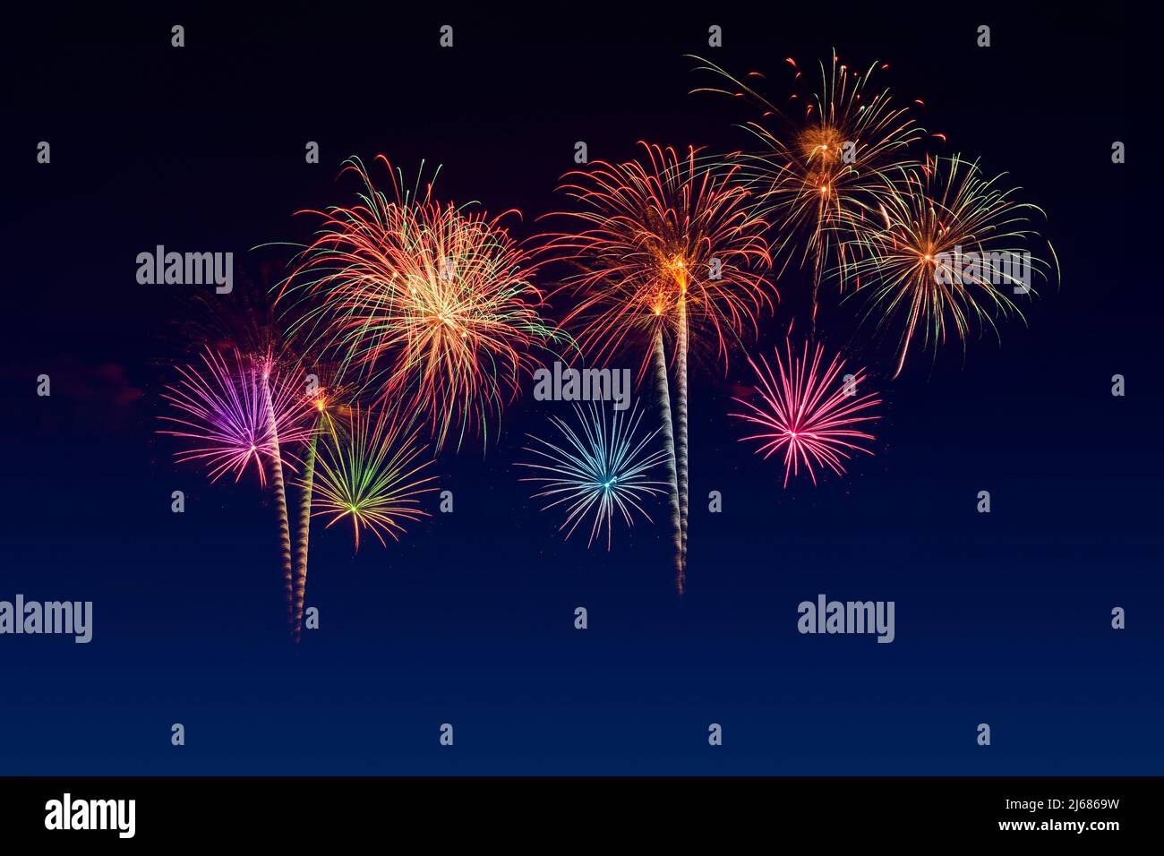 Coloratissimi fuochi d'artificio celebrazione e cielo al crepuscolo sfondo. Foto Stock