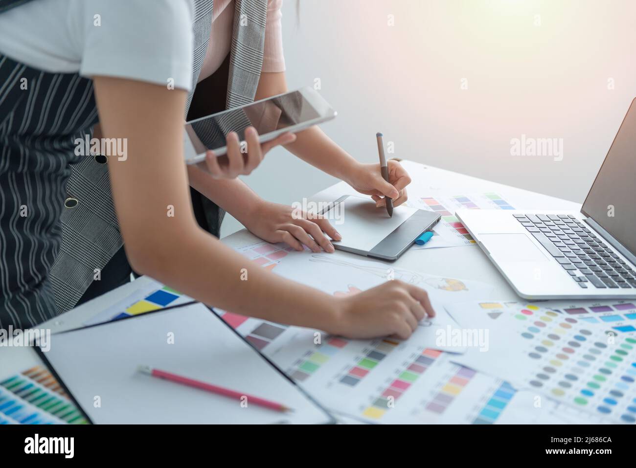 Team Fashion designer elegante showroom concetto, stanno progettando il colore dei vestiti Foto Stock