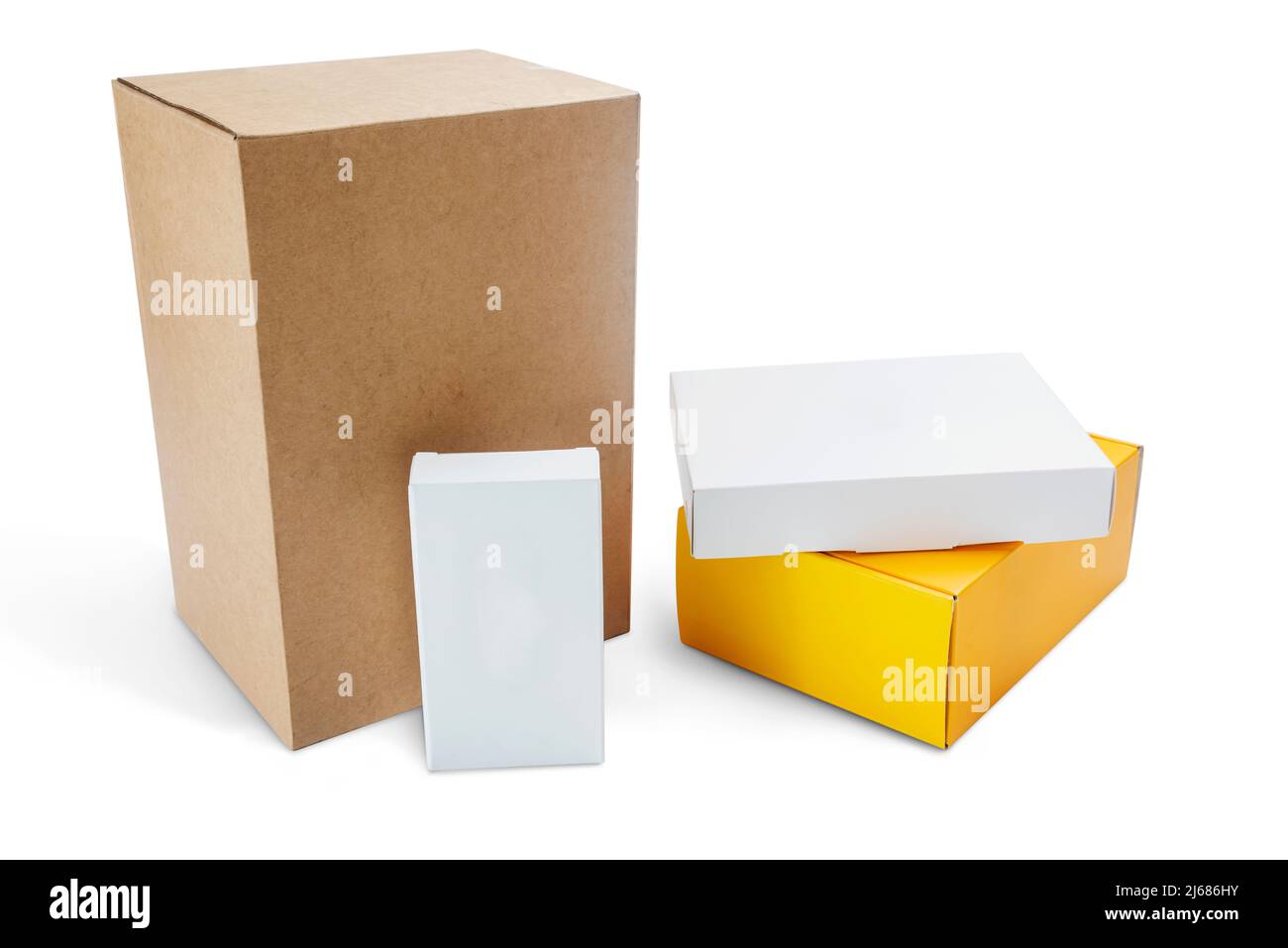 Scatola di cartone colorata isolata su sfondo bianco Foto Stock