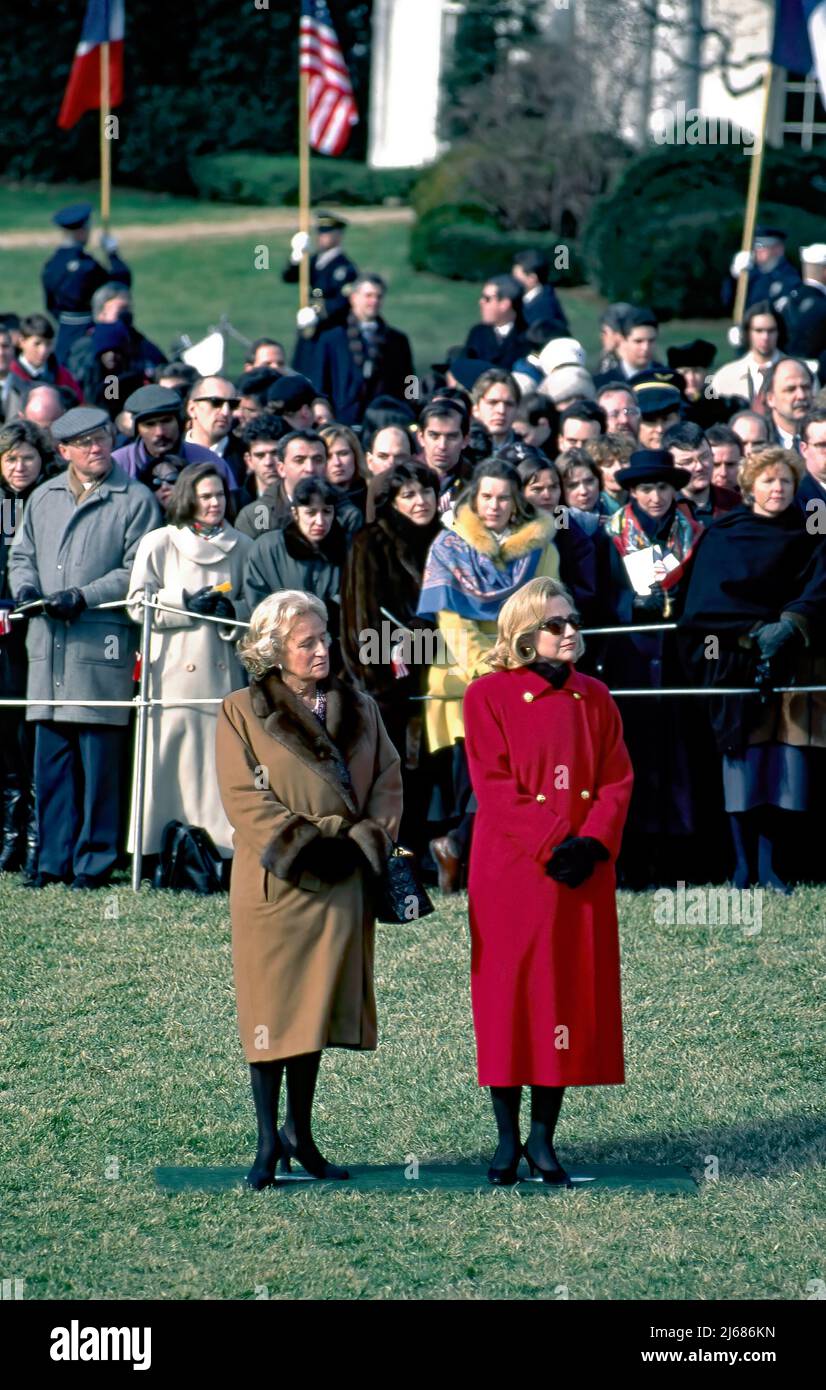 Washington DC - 1 FEBBRAIO 1996 la prima Signora di Francia Bernadette Chirac e la prima Signora Hillary Clinton si levano sul prato meridionale della Casa Bianca durante la cerimonia ufficiale di benvenuto per il Presidente di Francia Jacques Chirac. Foto Stock