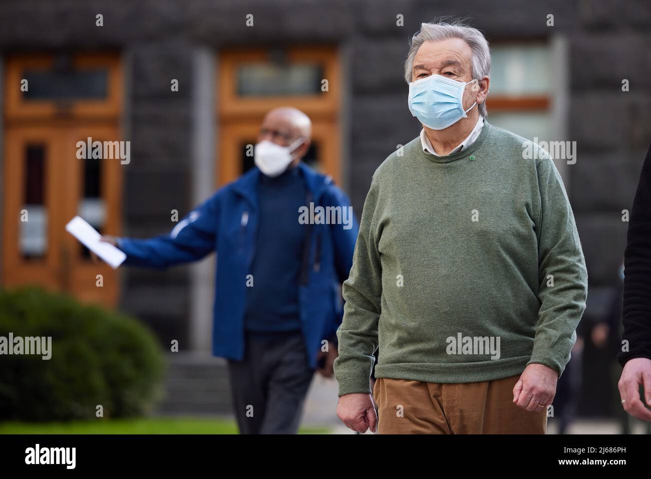Il Presidente dell'Ucraina Volodymyr Zelensky ha incontrato il Segretario Generale delle Nazioni Unite António Guterres (con maglione di colore oliva) che è arrivato a Kiev. Il Presidente ha preso atto dell'importanza della visita del Segretario generale delle Nazioni Unite in Ucraina, poiché oggi è il nostro paese a difendere i principi della carta delle Nazioni Unite. Prima dell'incontro con il Presidente dell'Ucraina, António Guterres ha visitato la periferia di Kyiv e ha visto con i propri occhi gli orribili crimini di guerra della Russia nel nostro paese. FOTO: Ufficio presidenziale Ucraina Foto Stock
