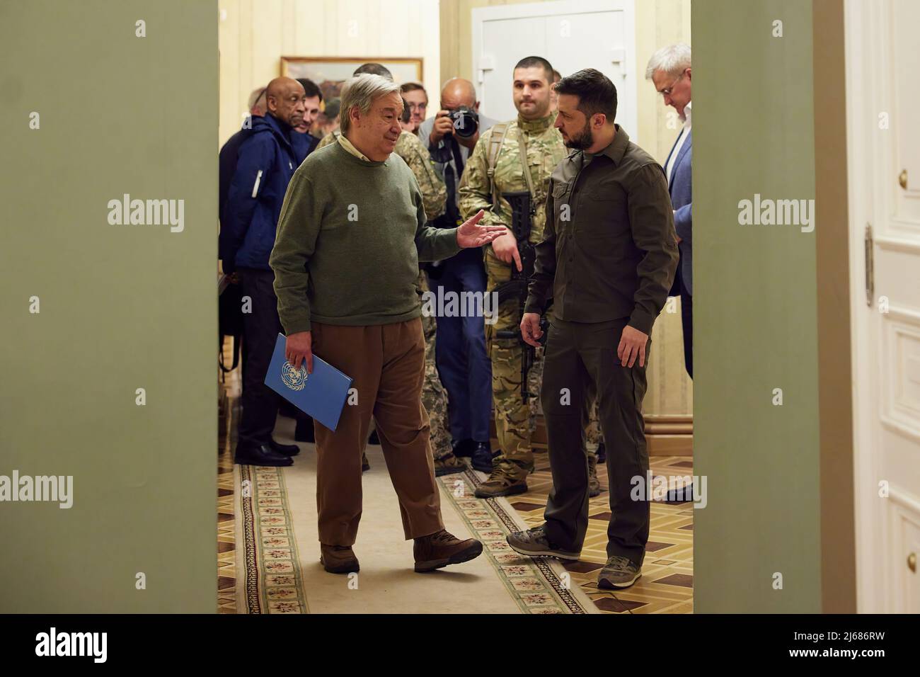 Il Presidente dell'Ucraina Volodymyr Zelensky ha incontrato il Segretario Generale delle Nazioni Unite António Guterres (con maglione di colore oliva) che è arrivato a Kiev. Il Presidente ha preso atto dell'importanza della visita del Segretario generale delle Nazioni Unite in Ucraina, poiché oggi è il nostro paese a difendere i principi della carta delle Nazioni Unite. Prima dell'incontro con il Presidente dell'Ucraina, António Guterres ha visitato la periferia di Kyiv e ha visto con i propri occhi gli orribili crimini di guerra della Russia nel nostro paese. FOTO: Ufficio presidenziale Ucraina Foto Stock