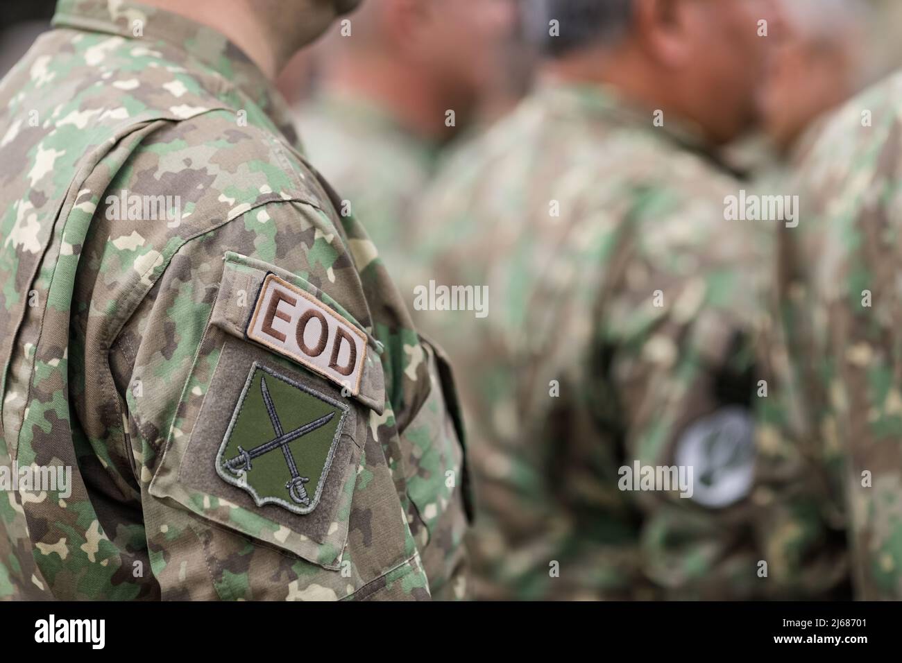 Bucarest, Romania - 28 aprile 2022: Dettagli poco profondi con una fascia da braccio EOD (brassard, blet) sull'uniforme di un soldato rumeno. Foto Stock