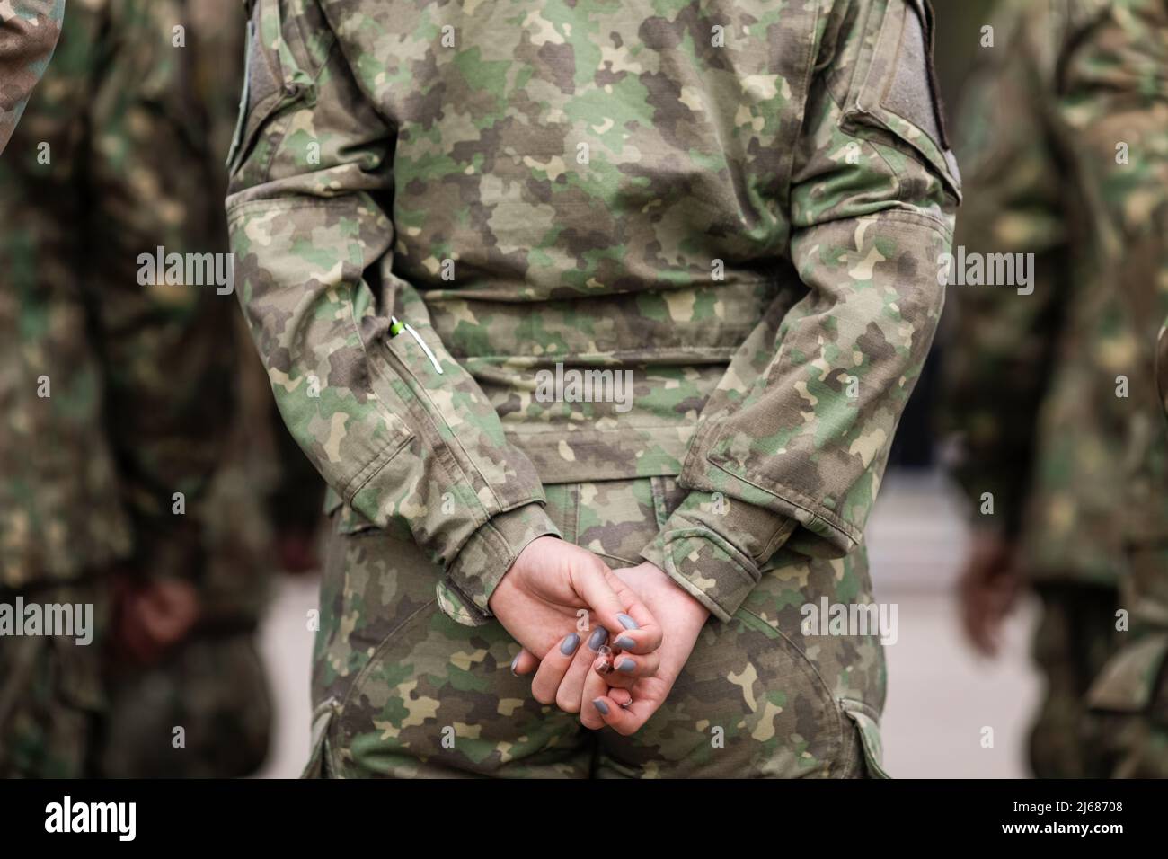 Bucarest, Romania - 28 aprile 2022: Le truppe terrestri rumene partecipano a una cerimonia pubblica. Foto Stock