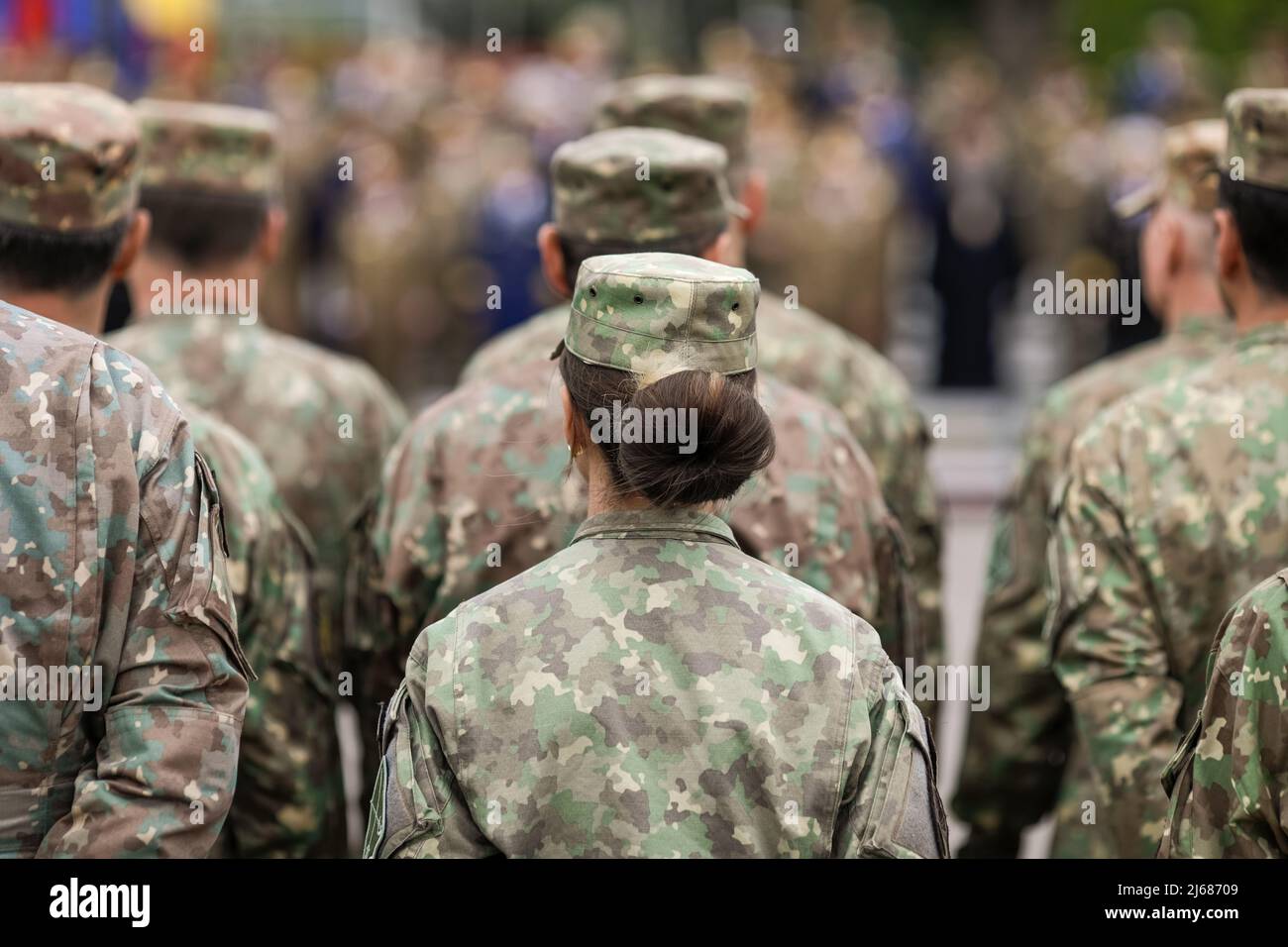 Bucarest, Romania - 28 aprile 2022: Le truppe terrestri rumene partecipano a una cerimonia pubblica. Foto Stock